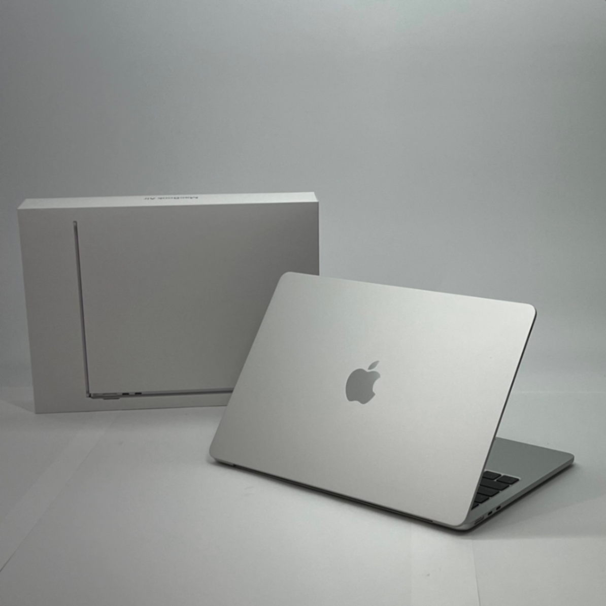 新品同様 美品 MacBook Air 13インチ M4 2025 10コアCPU 8コアGPU MW0W3J/A 16GB 256GB 充放電回数2回 バッテリー最大容量100% 【C5967-80】