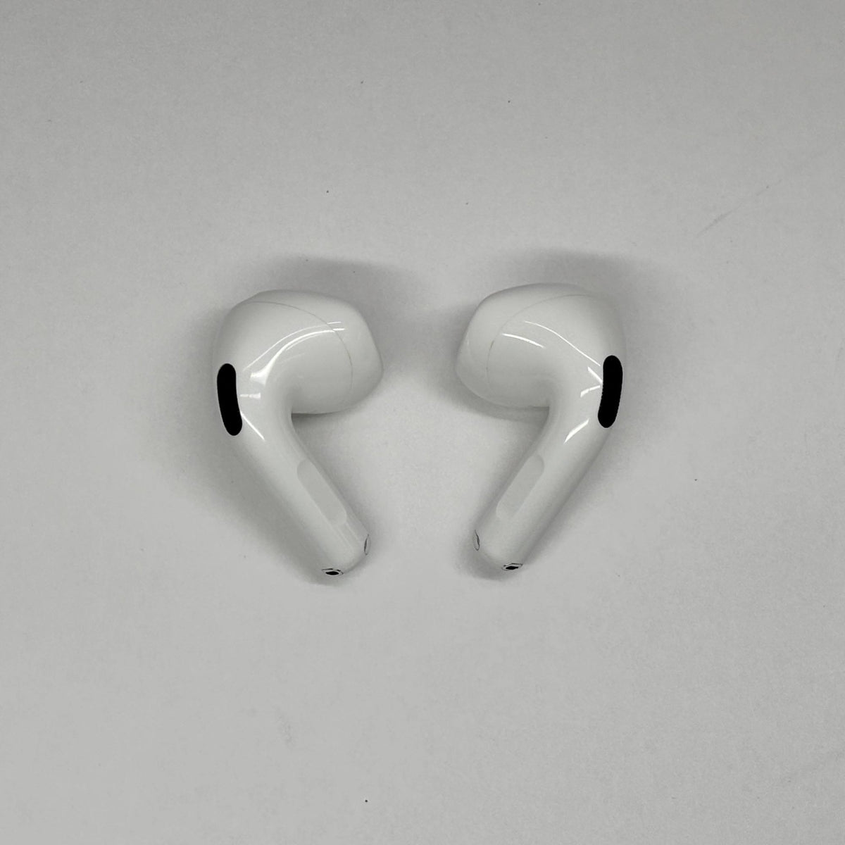 美品 AirPods 4 MXP93J/A （アクティブノイズキャンセリング搭載モデル）【C9028-C】