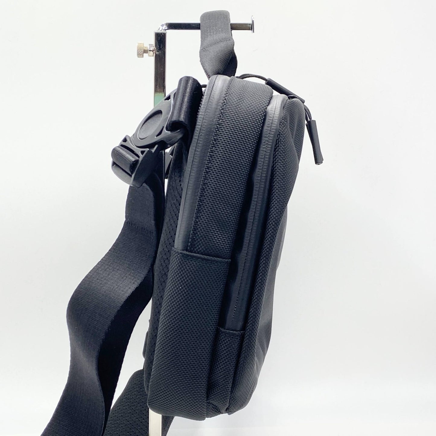 美品 THE TOKYO TECHPACK SLING【C5718】