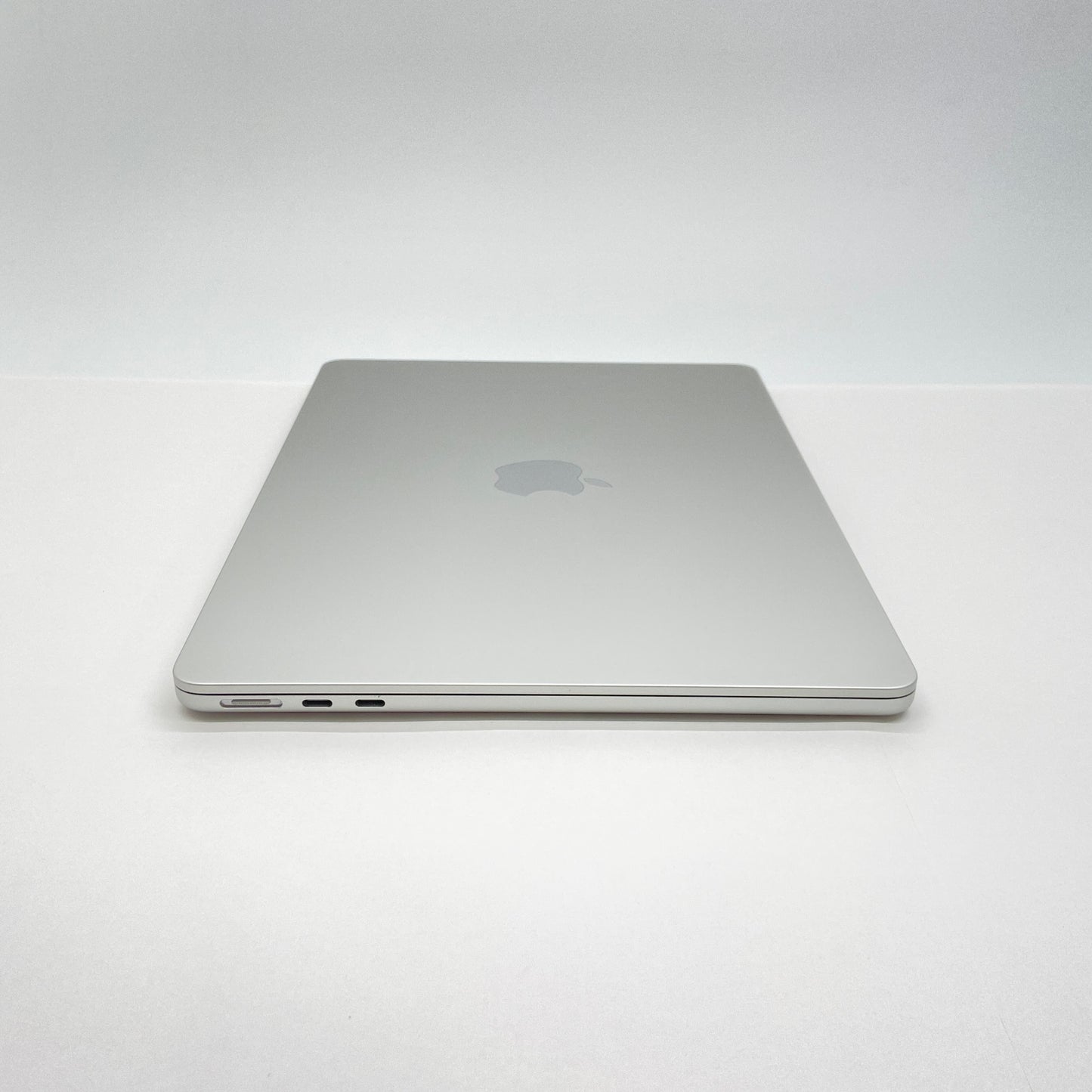美品 MacBook Air M2 2022 8コアCPU 8コアGPU 16GB 512GB 充放電回数211回 バッテリー最大容量86% US配列 シルバー	【C7201-80】
