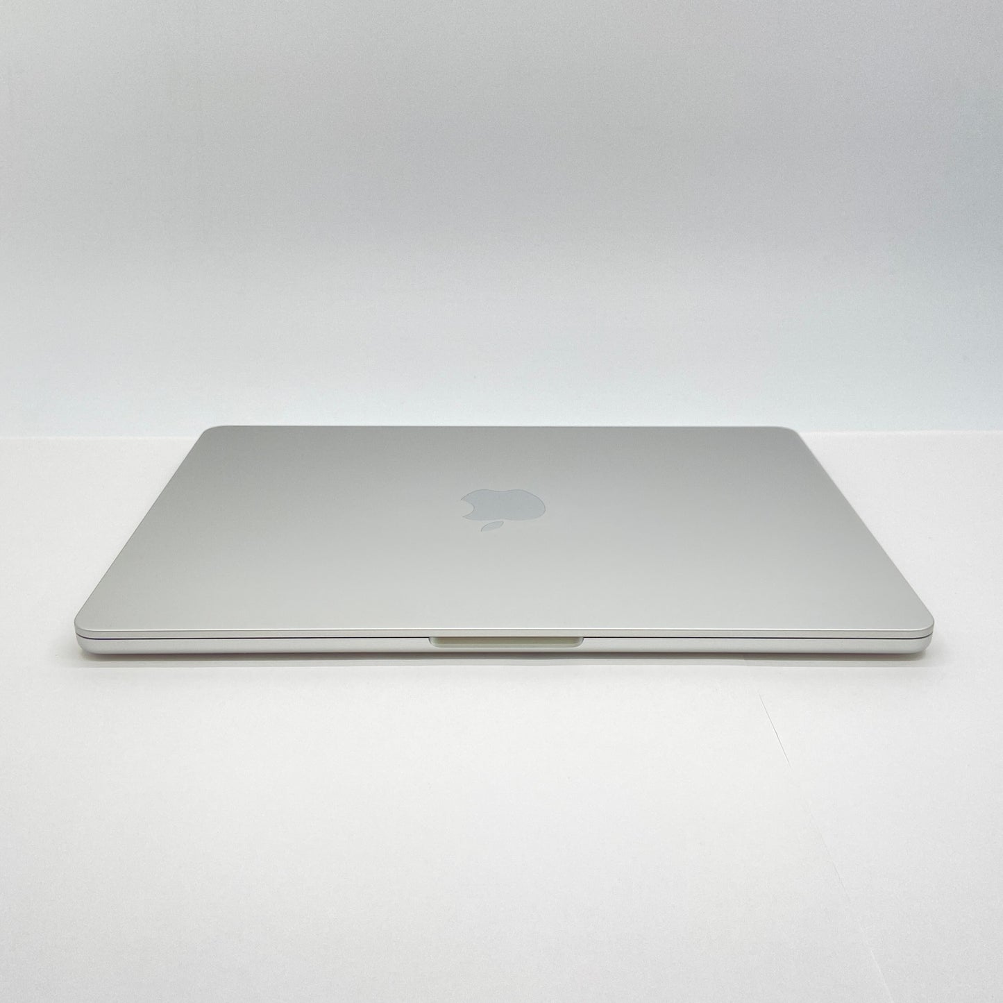 美品 MacBook Air M2 2022 8コアCPU 8コアGPU 16GB 512GB 充放電回数211回 バッテリー最大容量86% US配列 シルバー	【C7201-80】