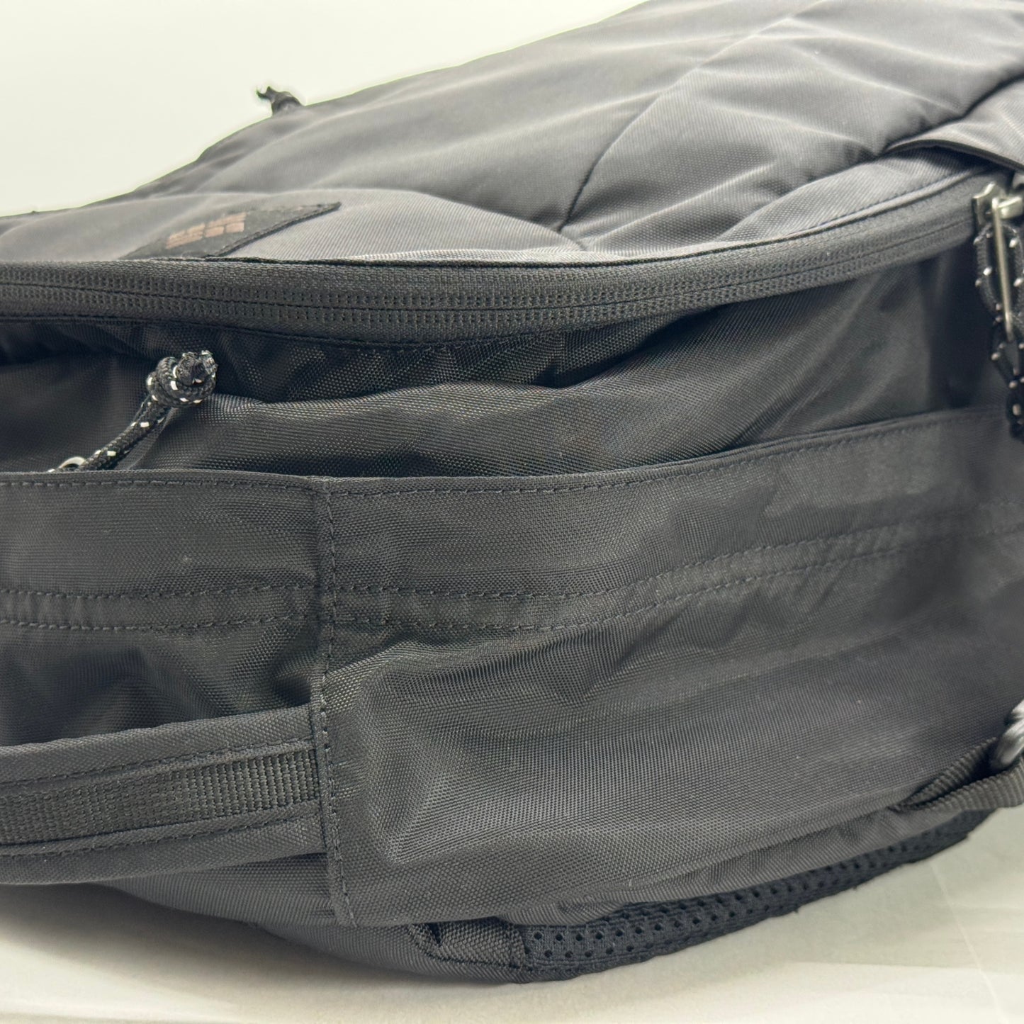 美品 Columbia コロンビア パナシーア 33L バックパック - 通勤・通学から旅行まで使える軽量・大容量の万能リュック【C8026】