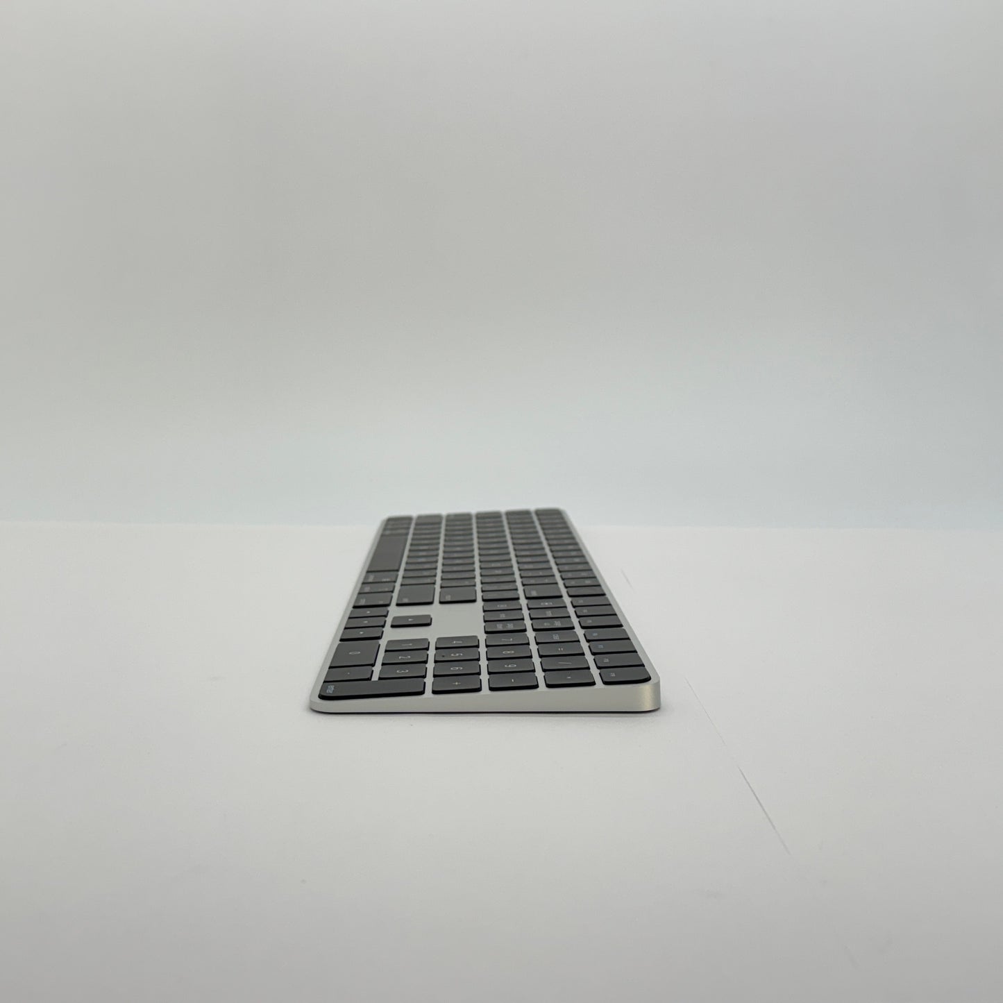 美品 Touch ID搭載 Magic Keyboard（テンキー付き）US配列 MMMR3LL/A【C6980-80】