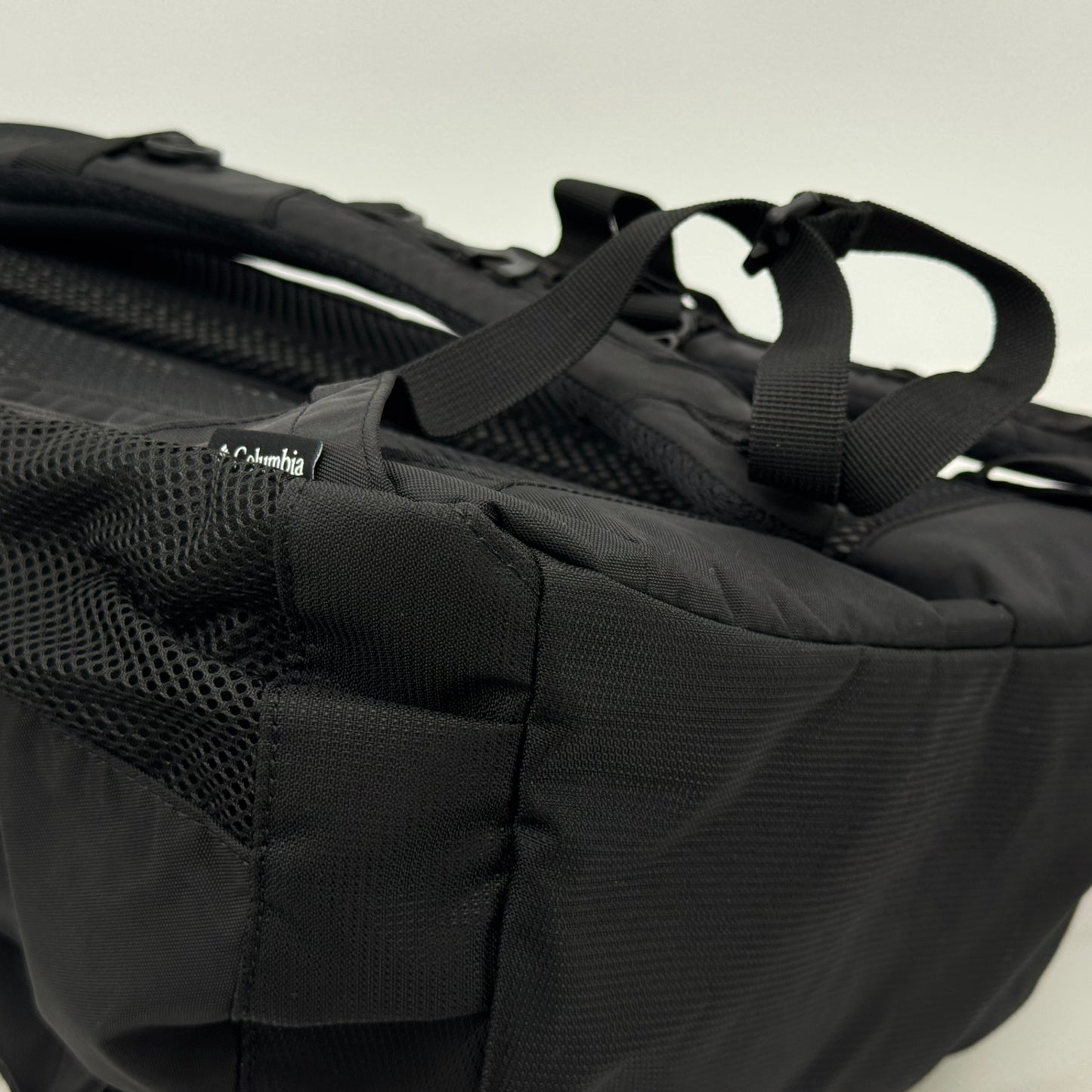 美品 Columbia コロンビア パナシーア 33L バックパック - 通勤・通学から旅行まで使える軽量・大容量の万能リュック【C8026】