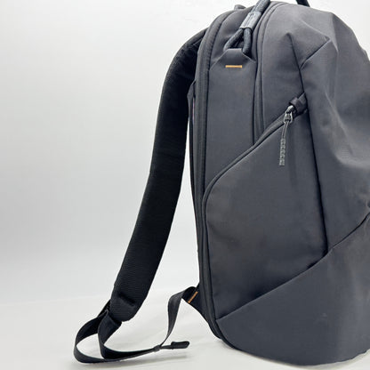 美品 OneGo Lite Backpack 22L (マットブラック) カメラバッグ 多機能バックパック【C7562】