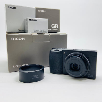 RICOH GRIII コンパクトデジタルカメラ  付属品多数あり ショット数8,201回【C3986-80】