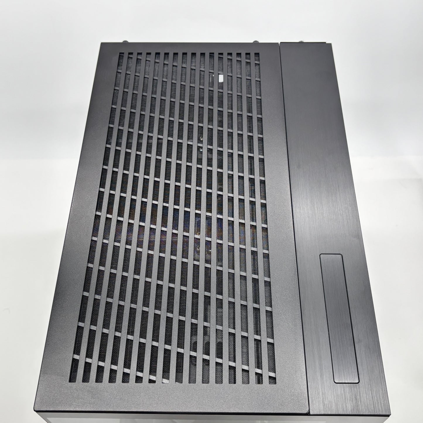 美品 ピラーレス自作ゲーミングPC Ryzen 7 5700X 32GB nvmeSSD2TB Radeon RX 9060 XT Windows11 Home【C8511-140】