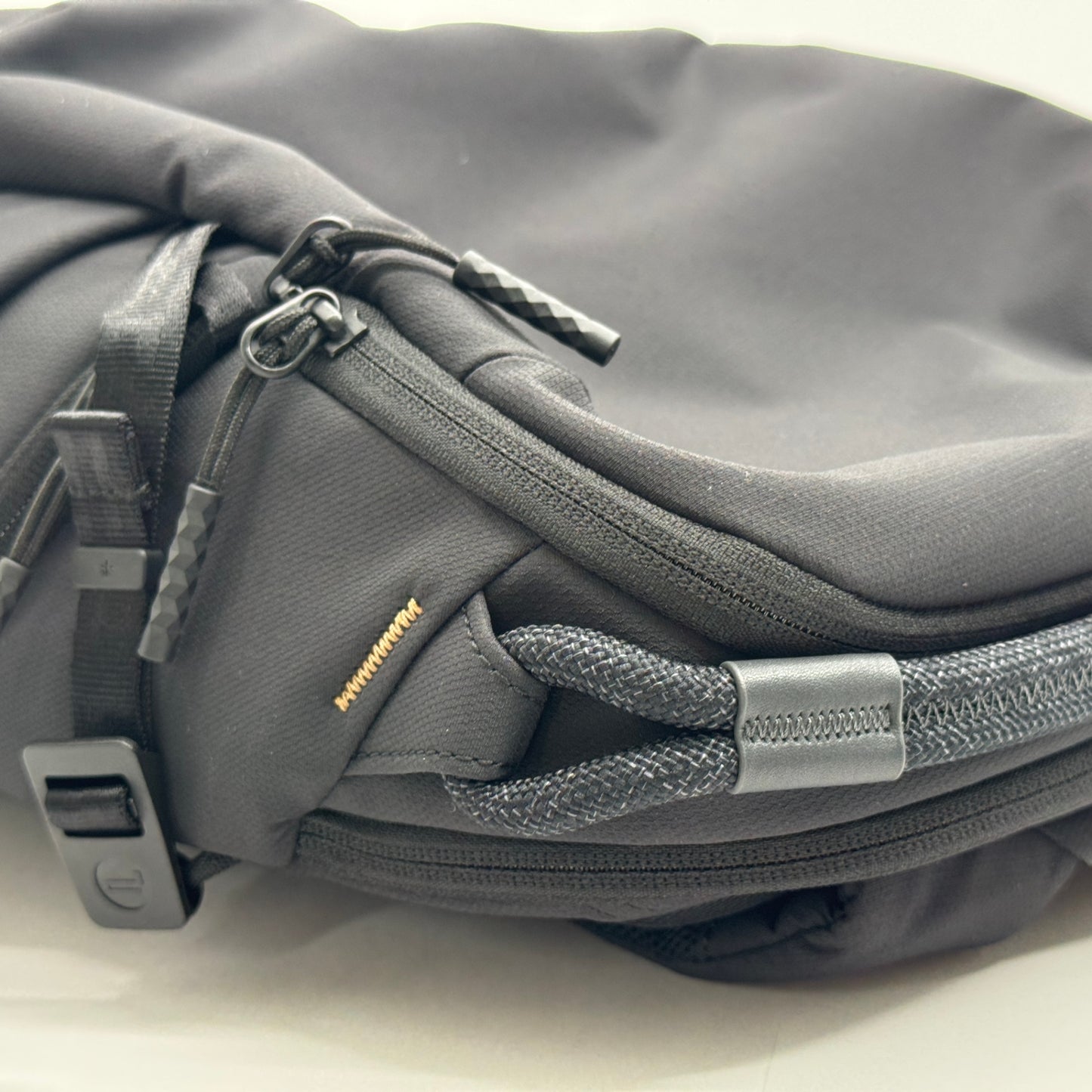 未使用 OneGo Lite Backpack 12L (マットブラック) バックパック　カメラバッグ【C7566-100】