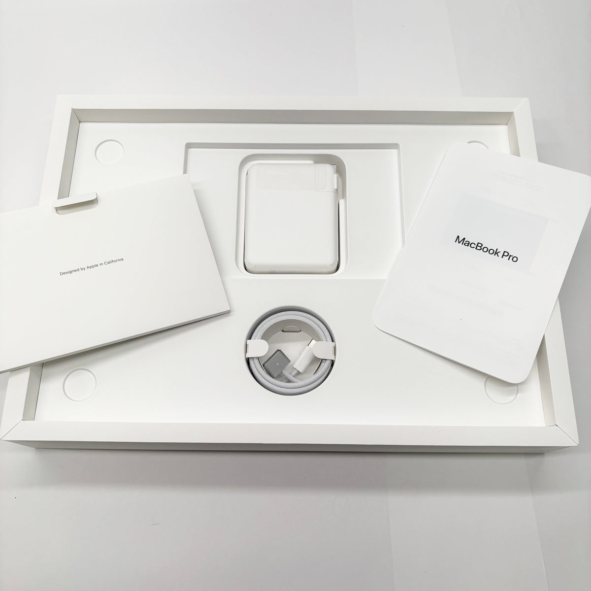 新品同様 美品 Apple MacBook Pro 16インチ M5 Pro (18コアCPU / 20コアGPU) 24GB 1TB（KB-CH ※中国語・ピンイン配列） 付属品完備 バッテリー最大容量100%【8951-】