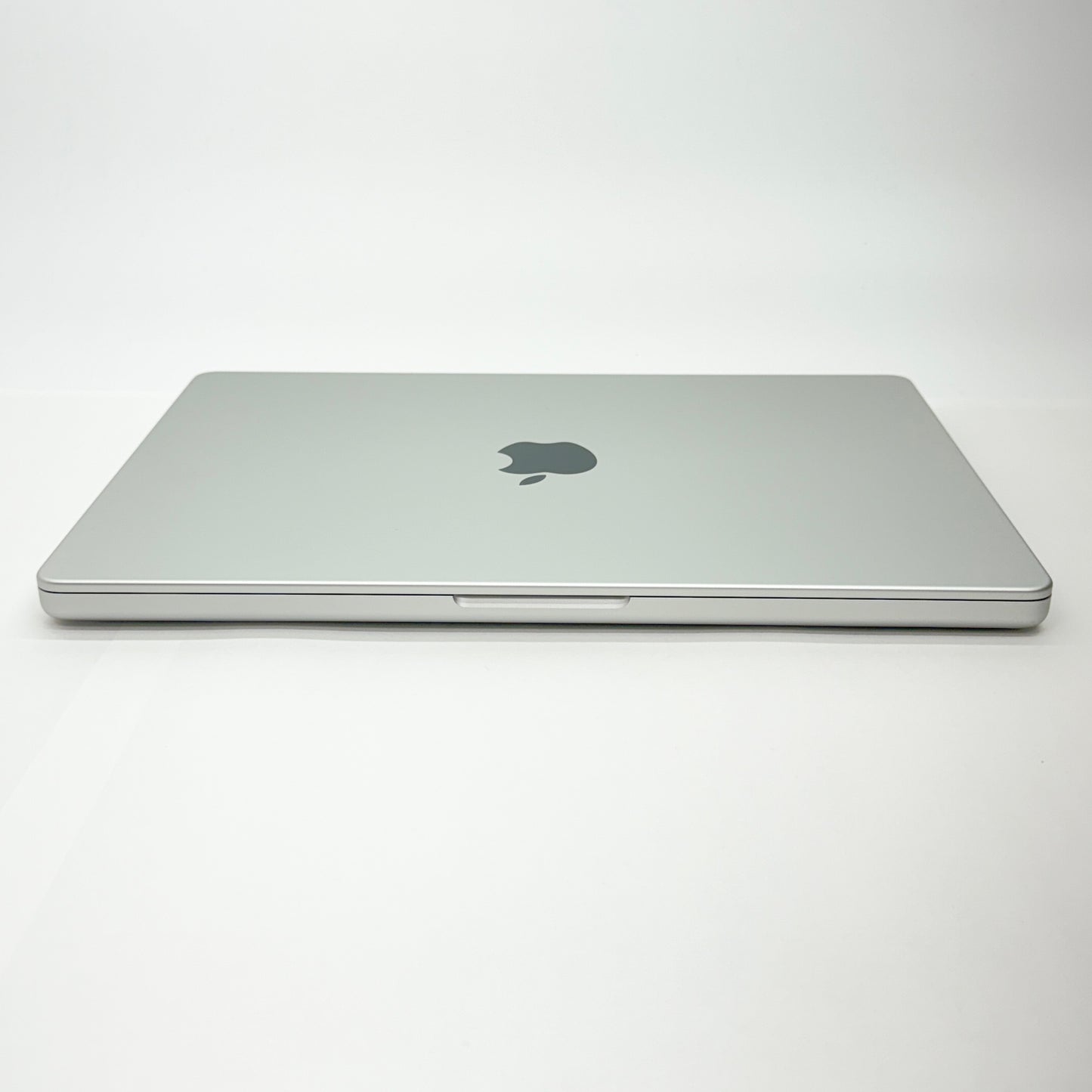 新品同様 美品 Apple MacBookPro 14インチ M5 10コアCPU 10コアGPU  24GB 1TB Nano-textureガラス搭載 シルバー 限定保証 有効期限：2026年10月27日【C5327-80】