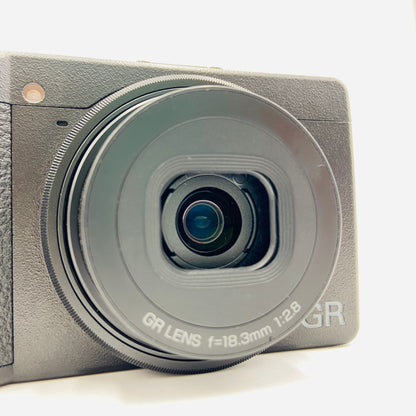 RICOH GRIII コンパクトデジタルカメラ  付属品多数あり ショット数8,201回【C3986-80】
