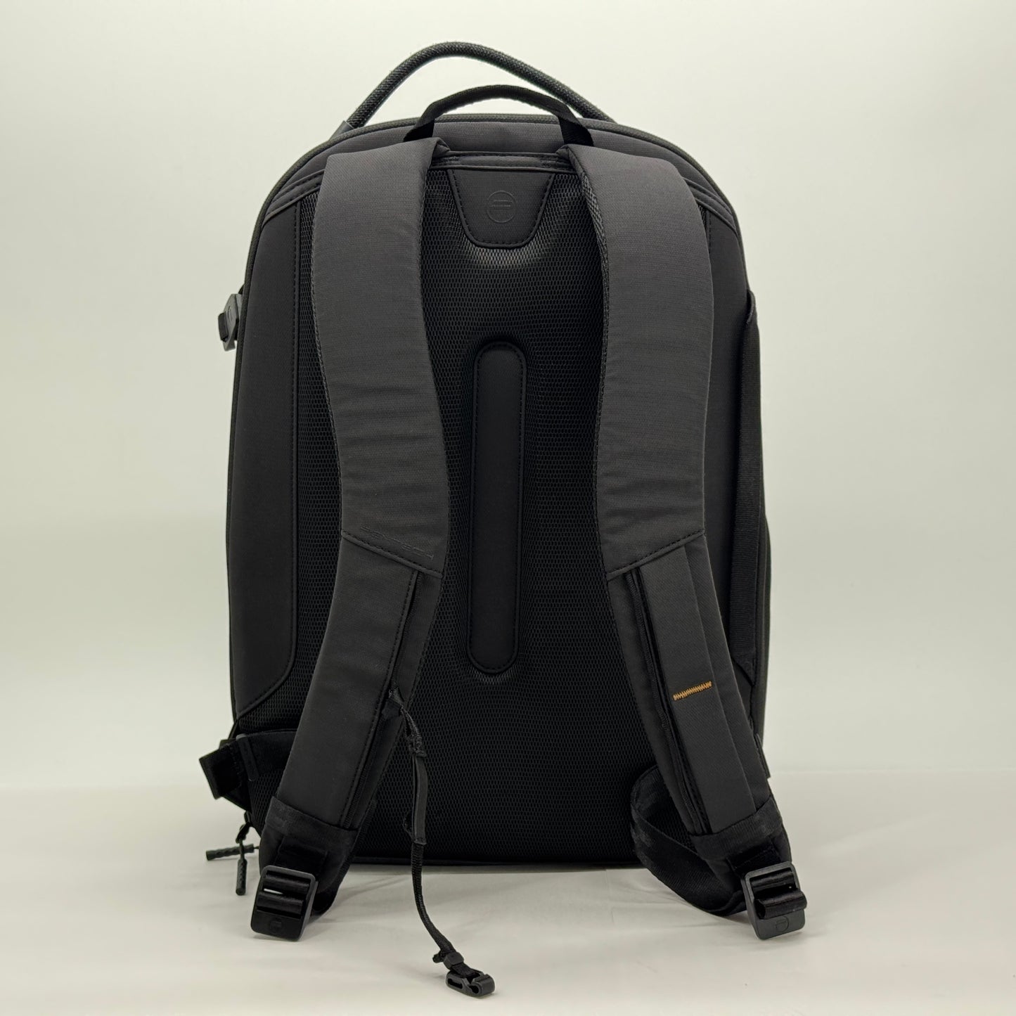 美品 OneGo Lite Backpack 22L (マットブラック) カメラバッグ 多機能バックパック【C7562】