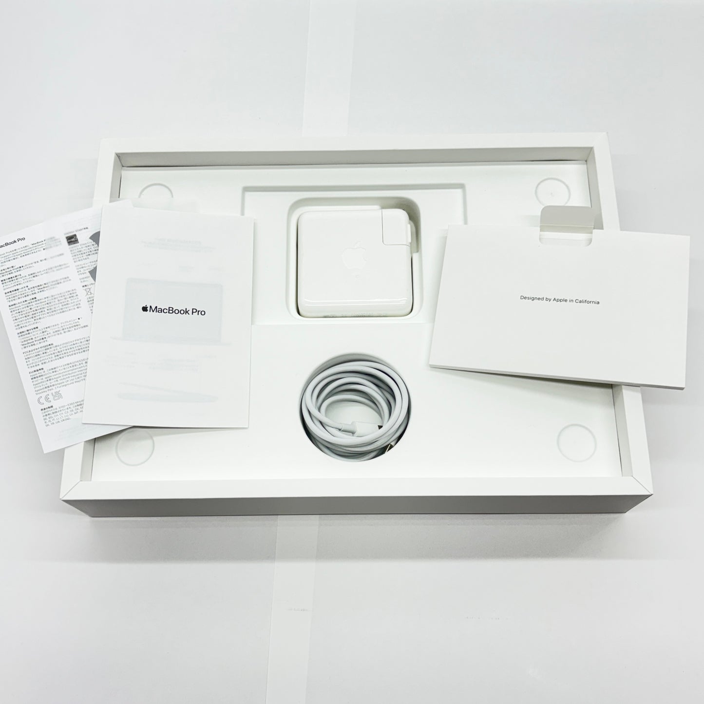 美品 新品同様 MacBook Pro Retina 13インチ (Mid 2022) Apple M2 8コア/8GB/SSD 256GB スペースグレイ MNEH3J/A バッテリー最大容量100%【C5466-80】