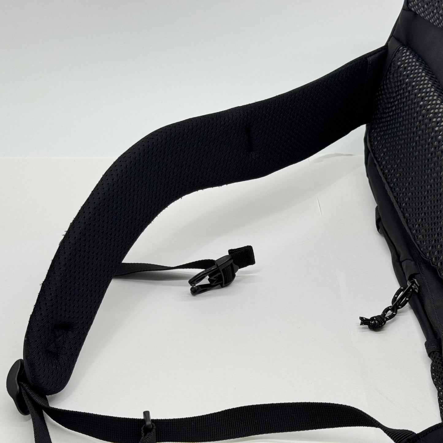 美品 Columbia コロンビア パナシーア 33L バックパック - 通勤・通学から旅行まで使える軽量・大容量の万能リュック【C8026】