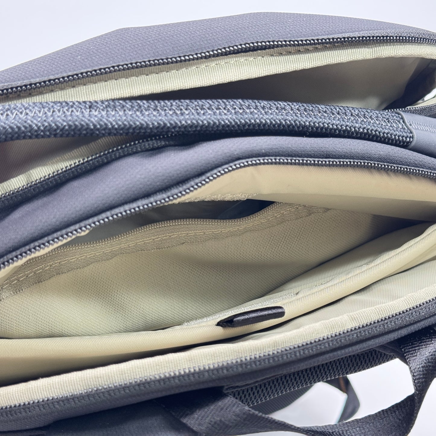 未使用 OneGo Lite Backpack 12L (マットブラック) バックパック　カメラバッグ【C7566-100】