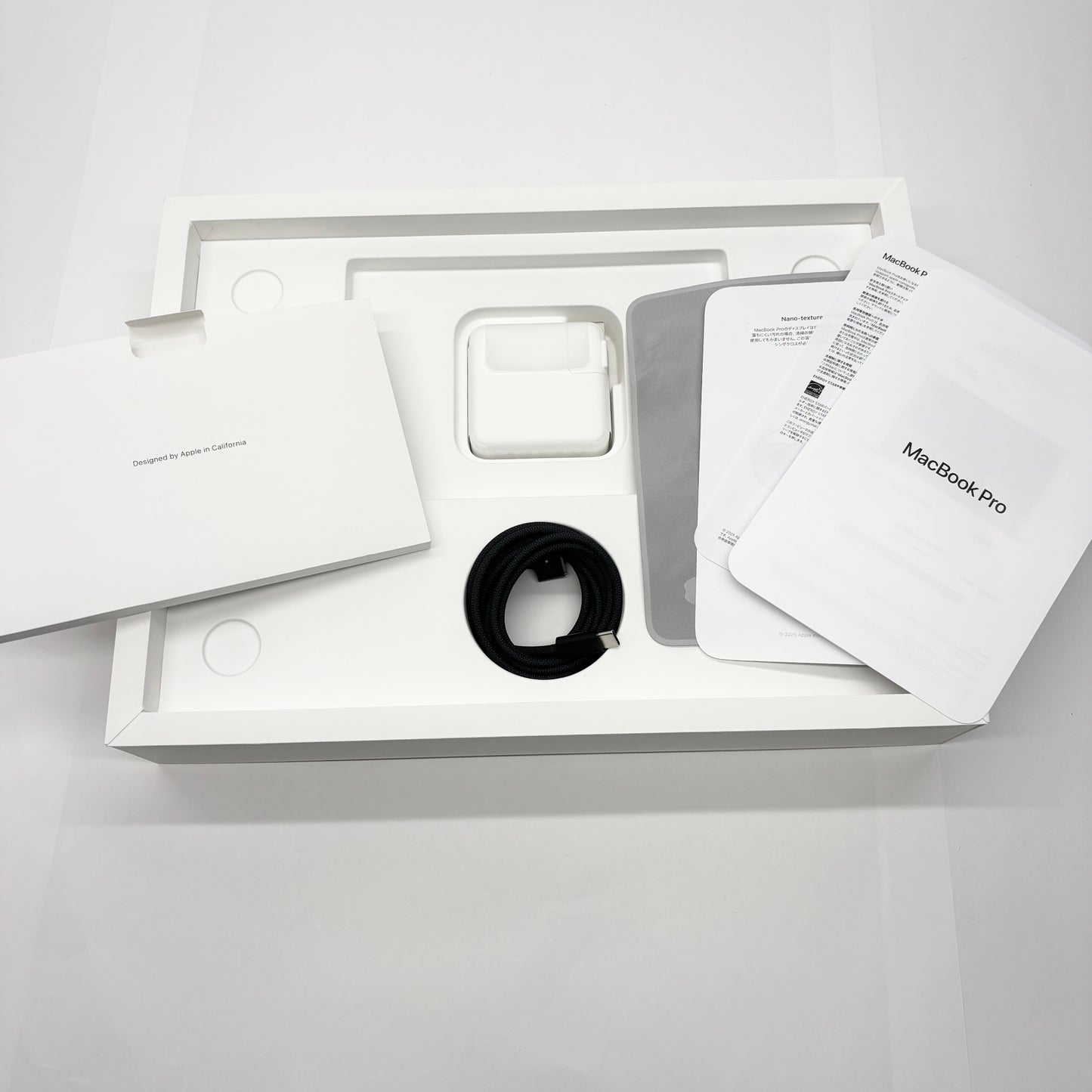 新品同様 美品 Nano-textureガラス仕様 MacBook Pro M5 14インチ10コア 32GB 1TB スペースブラック バッテリー最大容量100%【C6598-80】