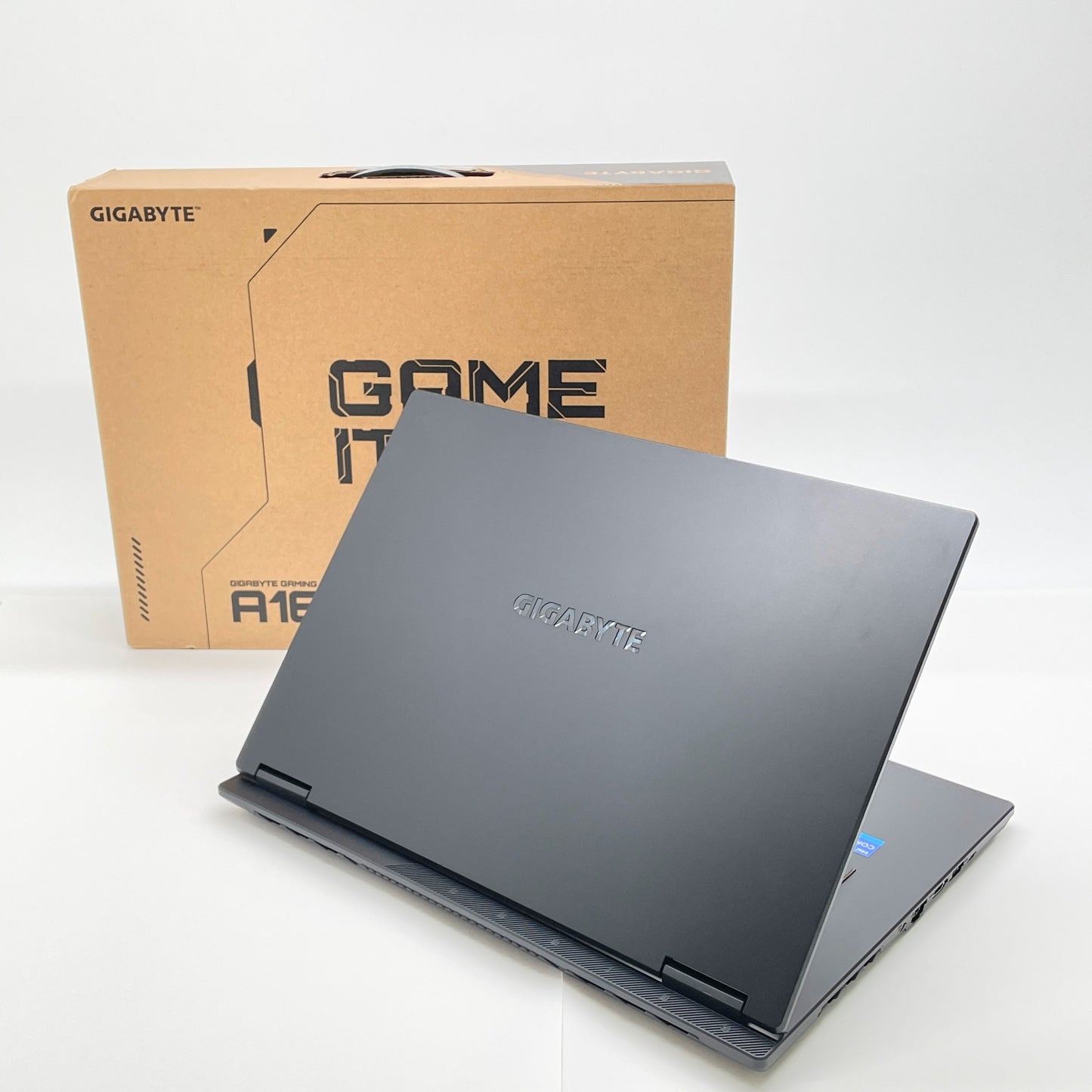 美品 GIGABYTE GAMING A16 i7 13620H 16GB RTX5060 Laptop SSD 1TB Windows11 Home バッテリー最大容量100% 付属品完備【C7821-80】
