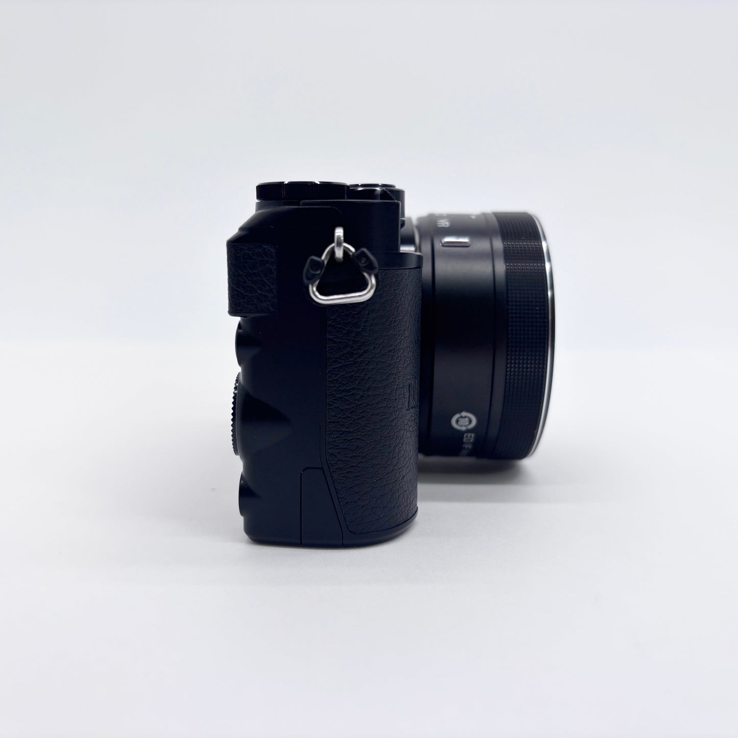 美品 Nikon 1 J5 標準パワーズームレンズキット ミラーレス一眼【C8172-60】