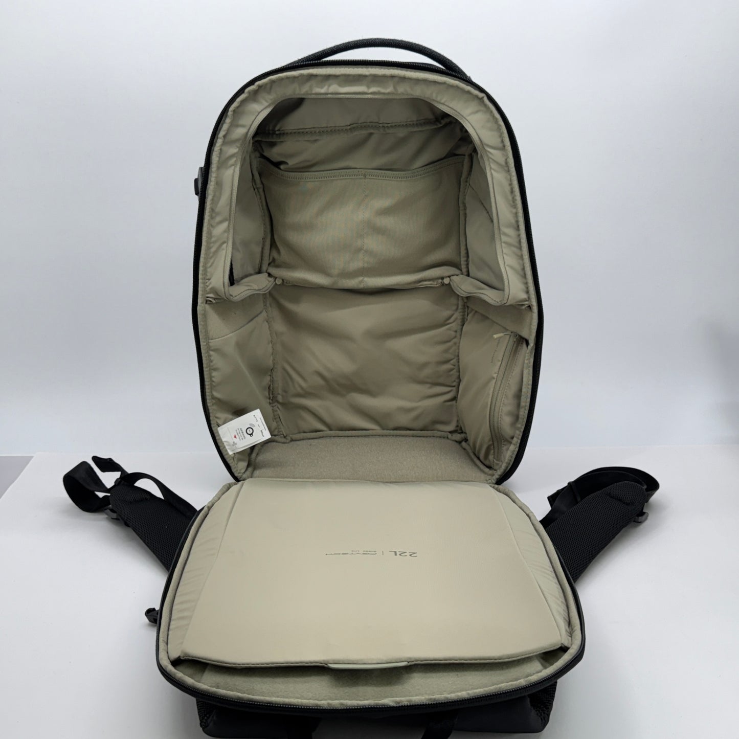 美品 OneGo Lite Backpack 22L (マットブラック) カメラバッグ 多機能バックパック【C7562】