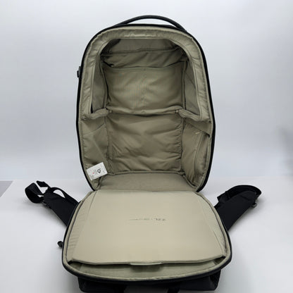 美品 OneGo Lite Backpack 22L (マットブラック) カメラバッグ 多機能バックパック【C7562】