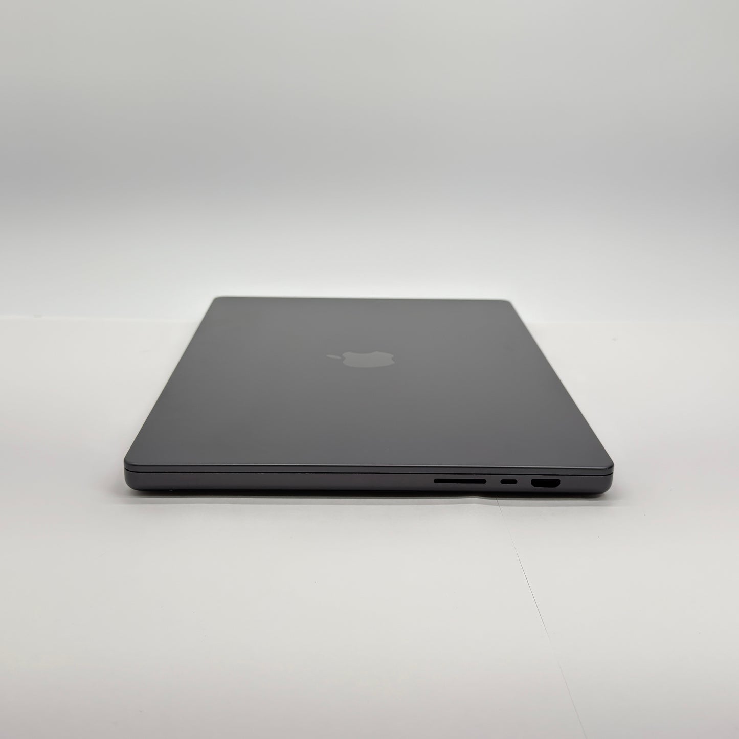 MacBook Pro Liquid Retina XDR 16インチ (Late 2023) Apple M3 Pro 12コア/18GB/SSD 512GB スペースブラック MRW13J/A バッテリー最大容量92%【C7434-100】