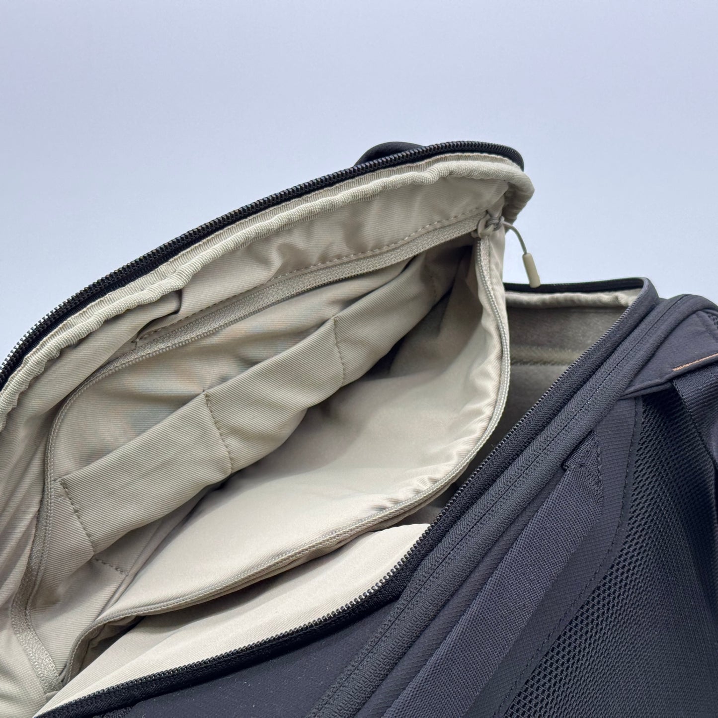 美品 OneGo Lite Backpack 22L (マットブラック) カメラバッグ 多機能バックパック【C7562】