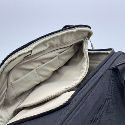 美品 OneGo Lite Backpack 22L (マットブラック) カメラバッグ 多機能バックパック【C7562】
