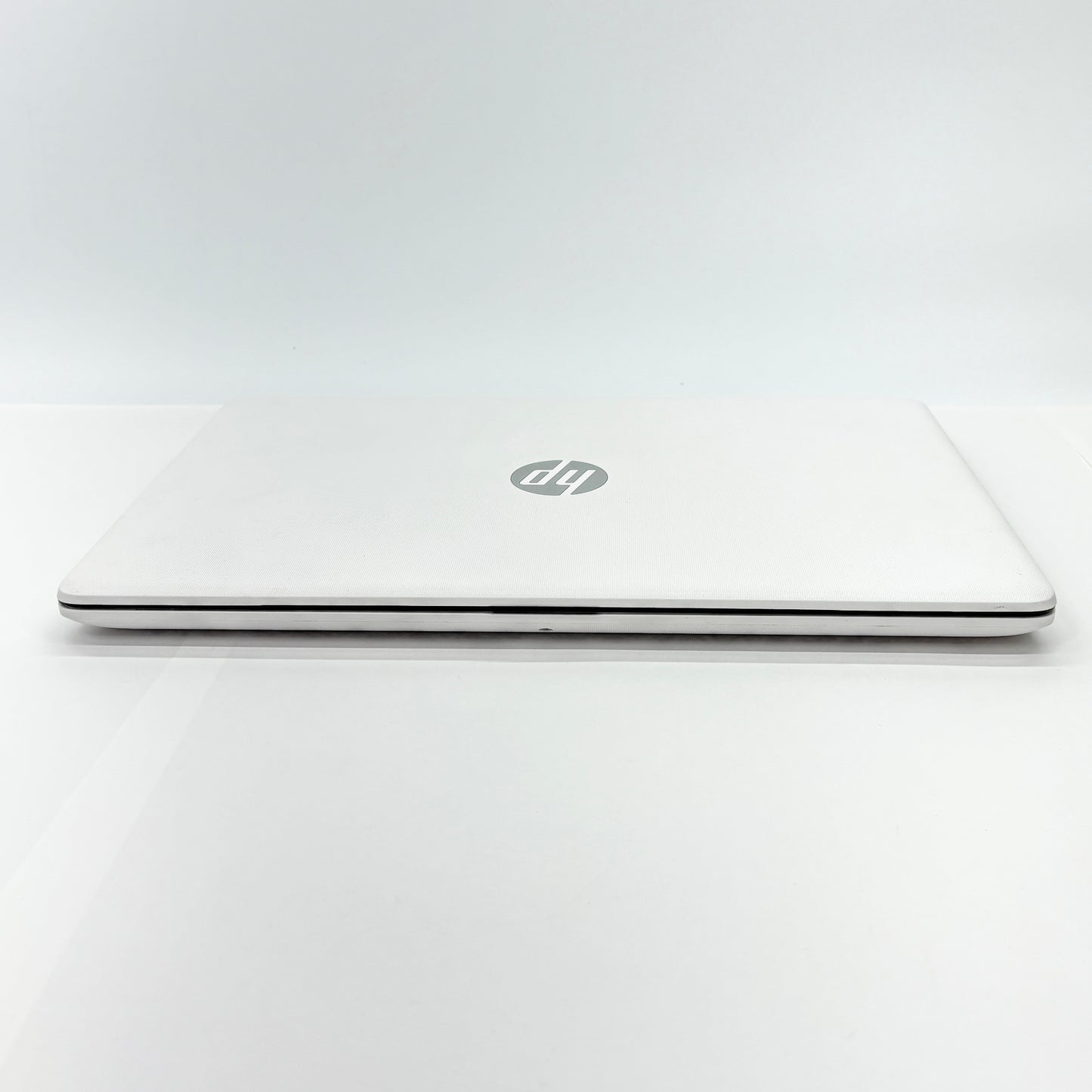 新品SSD HP Laptop 15-da0000 15-da0088TU ピュアホワイト i3 7020U 4GB SSD256GB バッテリー最大容量93%【C4582-80】