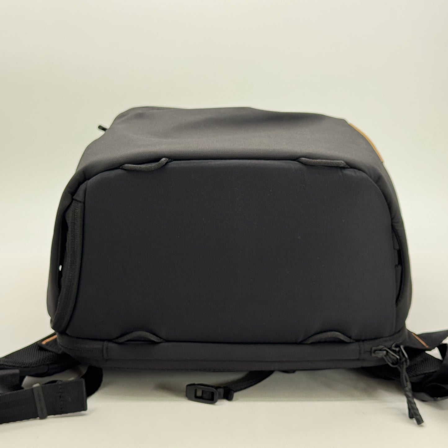 美品 OneGo Lite Backpack 22L (マットブラック) カメラバッグ 多機能バックパック【C7562】