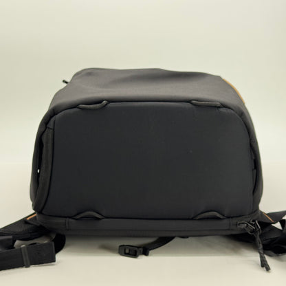 美品 OneGo Lite Backpack 22L (マットブラック) カメラバッグ 多機能バックパック【C7562】