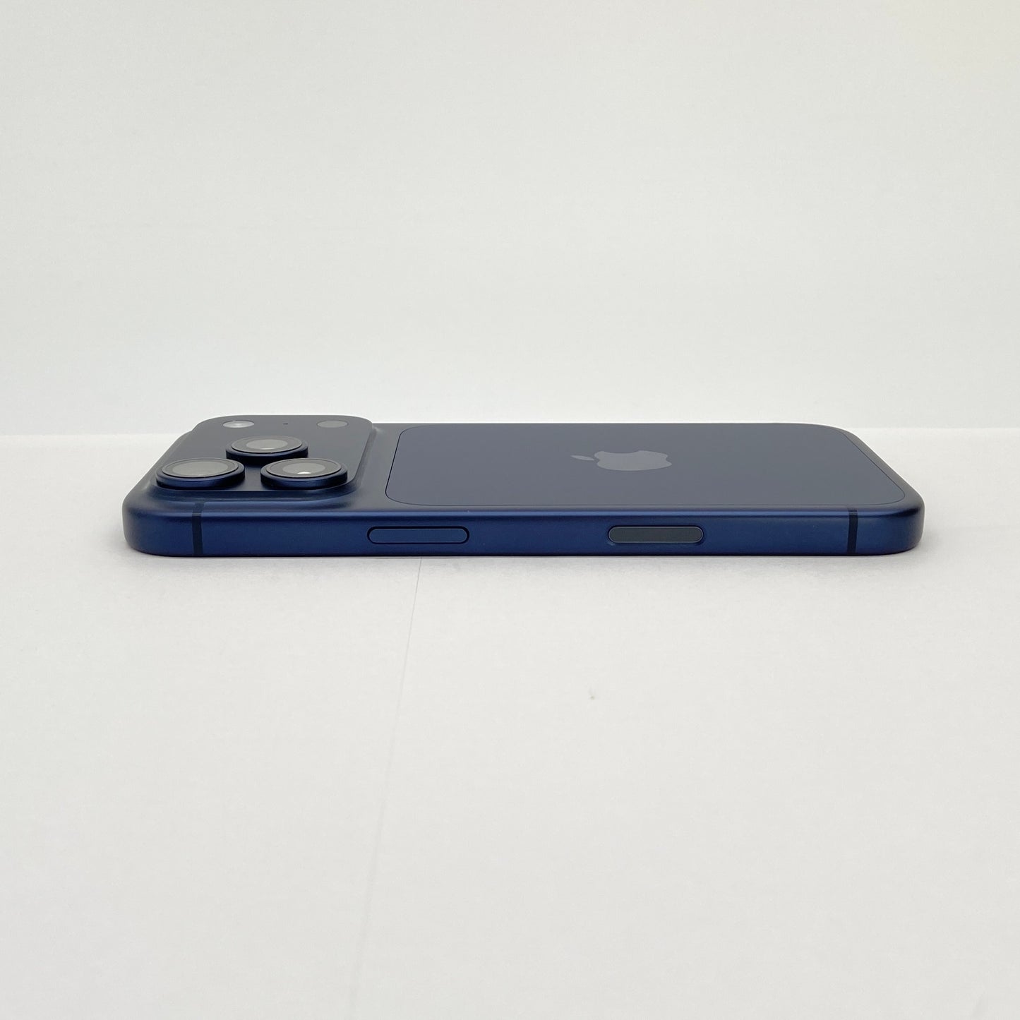 新品同様 美品 iPhone 17 Pro 512GB SIMフリー ディープブルー バッテリー最大容量100%MG8C4J/A 限定保証有効期限：2026年10月9日【C6448-C】