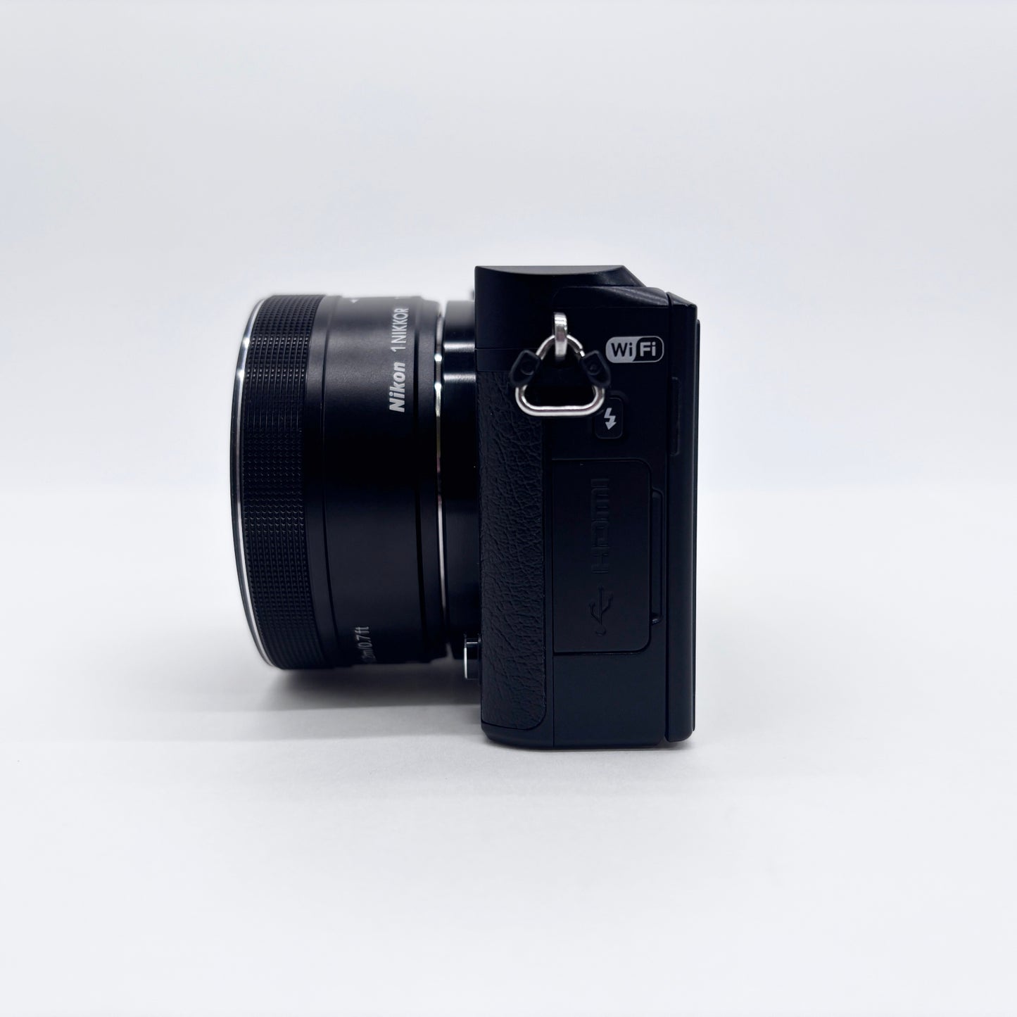美品 Nikon 1 J5 標準パワーズームレンズキット ミラーレス一眼【C8172-60】