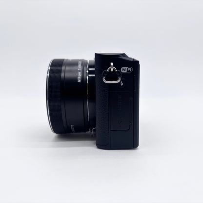 美品 Nikon 1 J5 標準パワーズームレンズキット ミラーレス一眼【C8172-60】