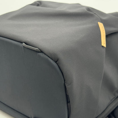 美品 OneGo Lite Backpack 22L (マットブラック) カメラバッグ 多機能バックパック【C7562】