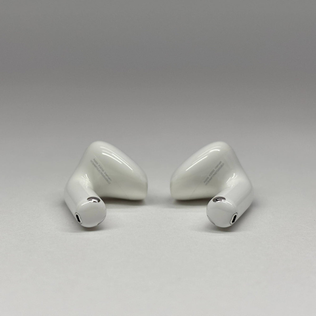 美品 AirPods 4 MXP93J/A （アクティブノイズキャンセリング搭載モデル）【C9028-C】