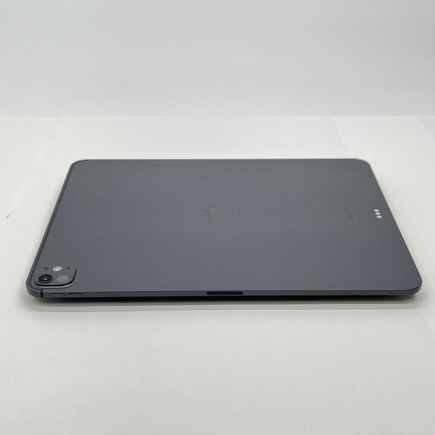 美品 iPad Pro M4 13インチ MVX23J/A 256GB Wi-Fiモデル バッテリー最大容量100％ 充放電回数18回【C6381-80】