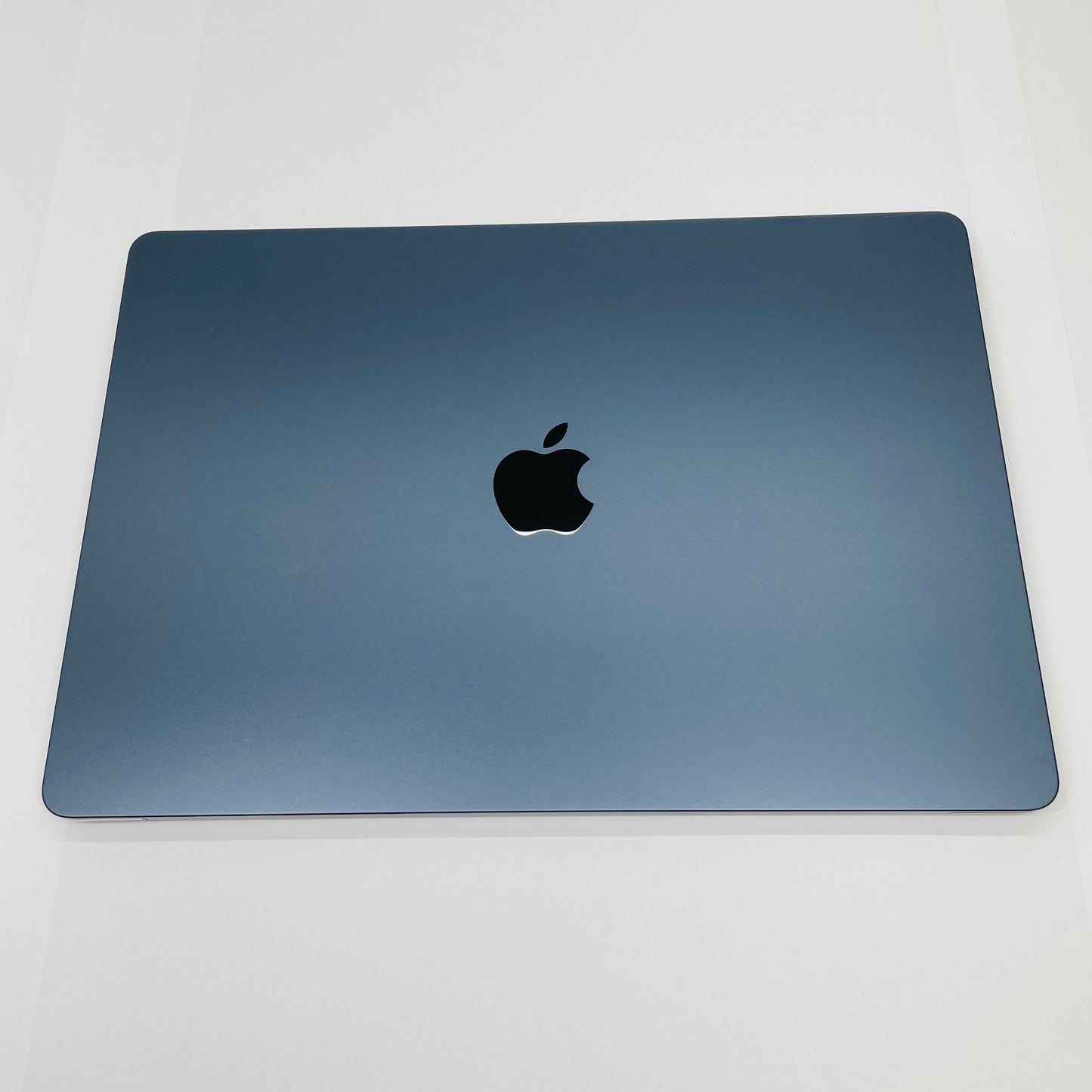 新品同様 美品 Apple Macbook Air 15インチ 2025 M4 メモリ16GB SSD256GB ミッドナイト MW1L3J/A バッテリー最大容量100%【C4841-80】