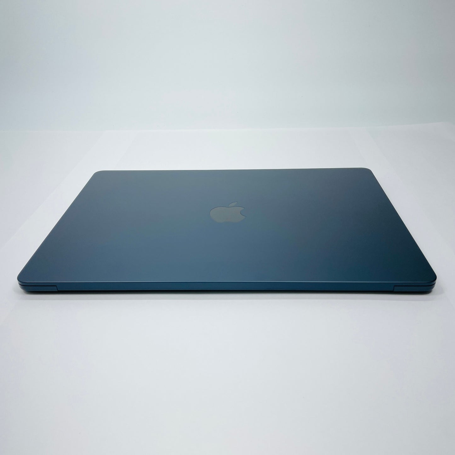 新品同様 美品 Apple Macbook Air 15インチ 2025 M4 メモリ16GB SSD256GB ミッドナイト MW1L3J/A バッテリー最大容量100%【C4841-80】