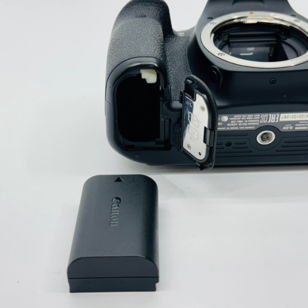 Canon EOS 80D EF-S 18-135mm 1:3.5-5.6 IS USM 【C4590-80】