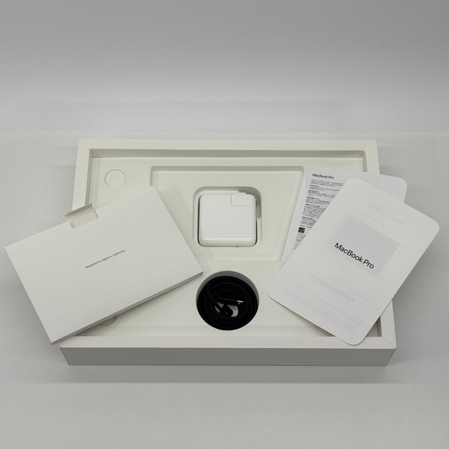美品 Apple MacBook Pro 14インチ M5 16GB 1TB スペースブラック MDE14J/A バッテリー最大容量100%【C8230-80】