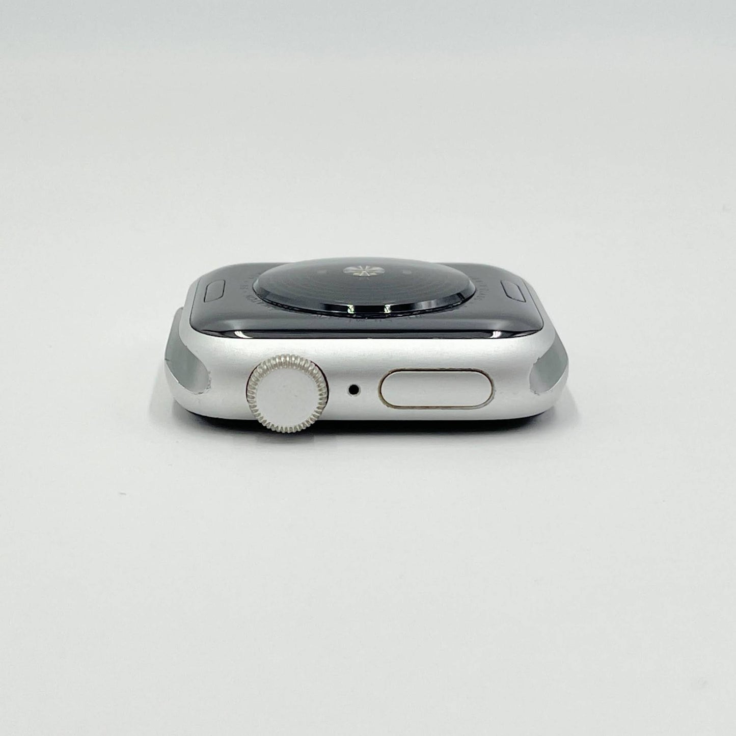 Apple Watch SE（GPSモデル）40mm シルバーアルミニウムケースアビスブルースポーツバンド MKNY3J/A バッテリー最大容量87%	【C7735-N】