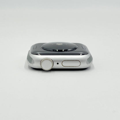Apple Watch SE（GPSモデル）40mm シルバーアルミニウムケースアビスブルースポーツバンド MKNY3J/A バッテリー最大容量87%	【C7735-N】