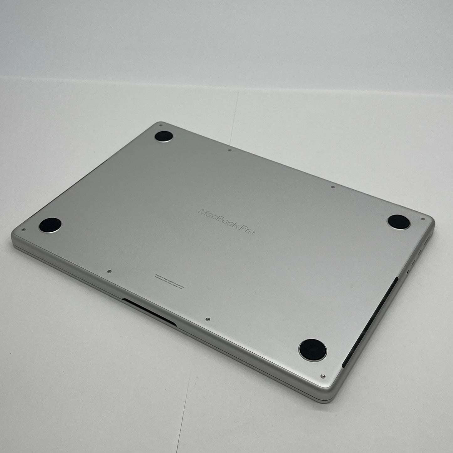 美品 Apple Macbook Pro M4 14インチ 24GB SSD 1TB MCX14J/A シルバー バッテリー最大容量100%【C6379-80】