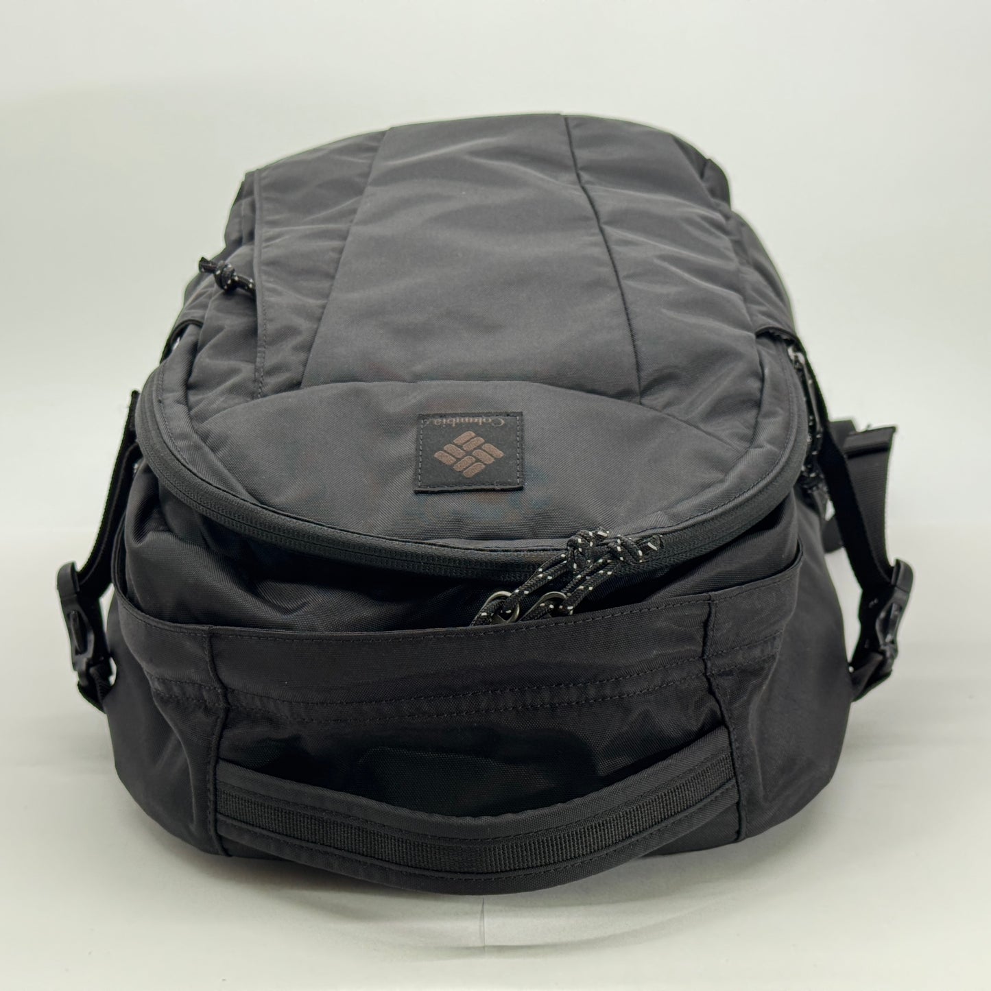 美品 Columbia コロンビア パナシーア 33L バックパック - 通勤・通学から旅行まで使える軽量・大容量の万能リュック【C8026】