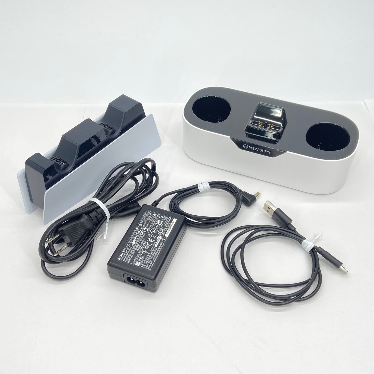 SONY PS5 CFI-1200B 825GB ディスクドライブ非搭載 コントローラー充電スタンド2点付属 【C5984-140】