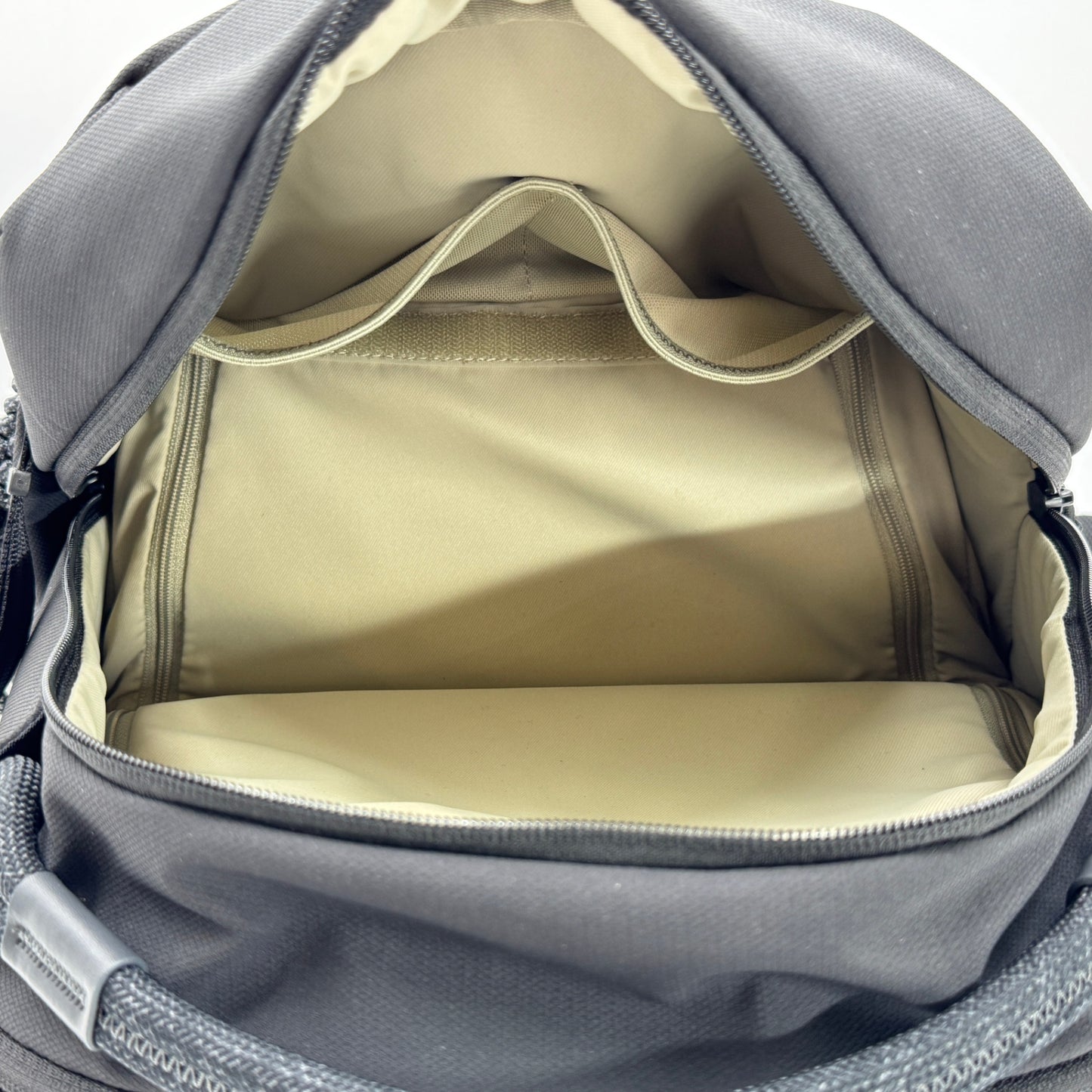 美品 OneGo Lite Backpack 22L (マットブラック) カメラバッグ 多機能バックパック【C7562】