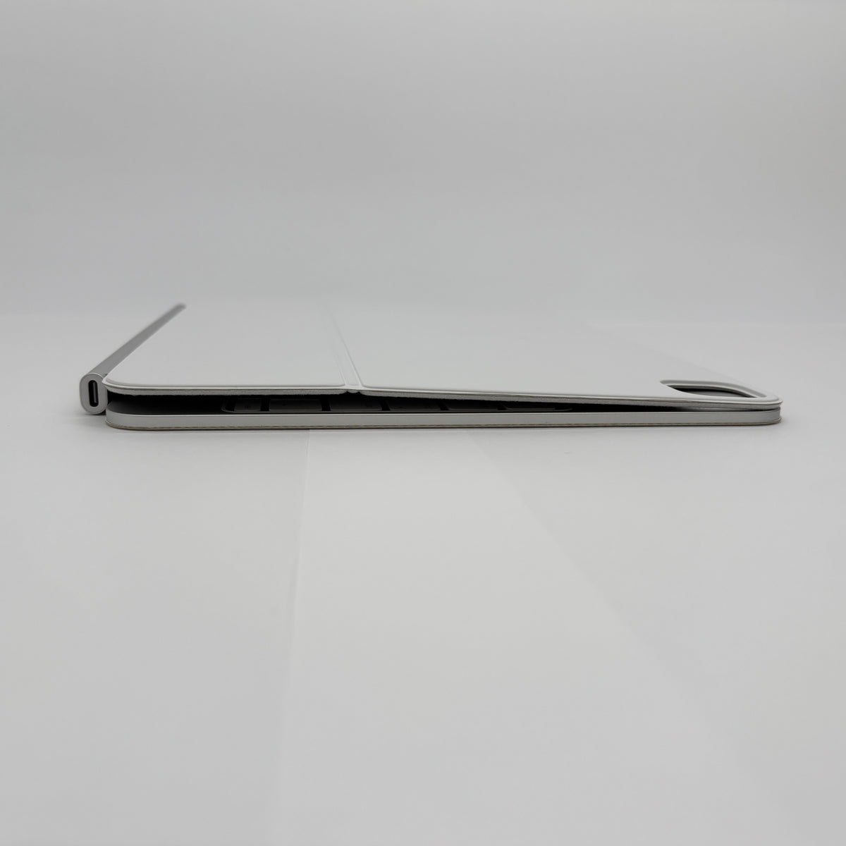 美品 Apple iPad Magic Keyboard 英語(US) ホワイト  iPad Pro 13インチ（M4/M5）対応 MWR43LL/A A2974 【C9271-80】