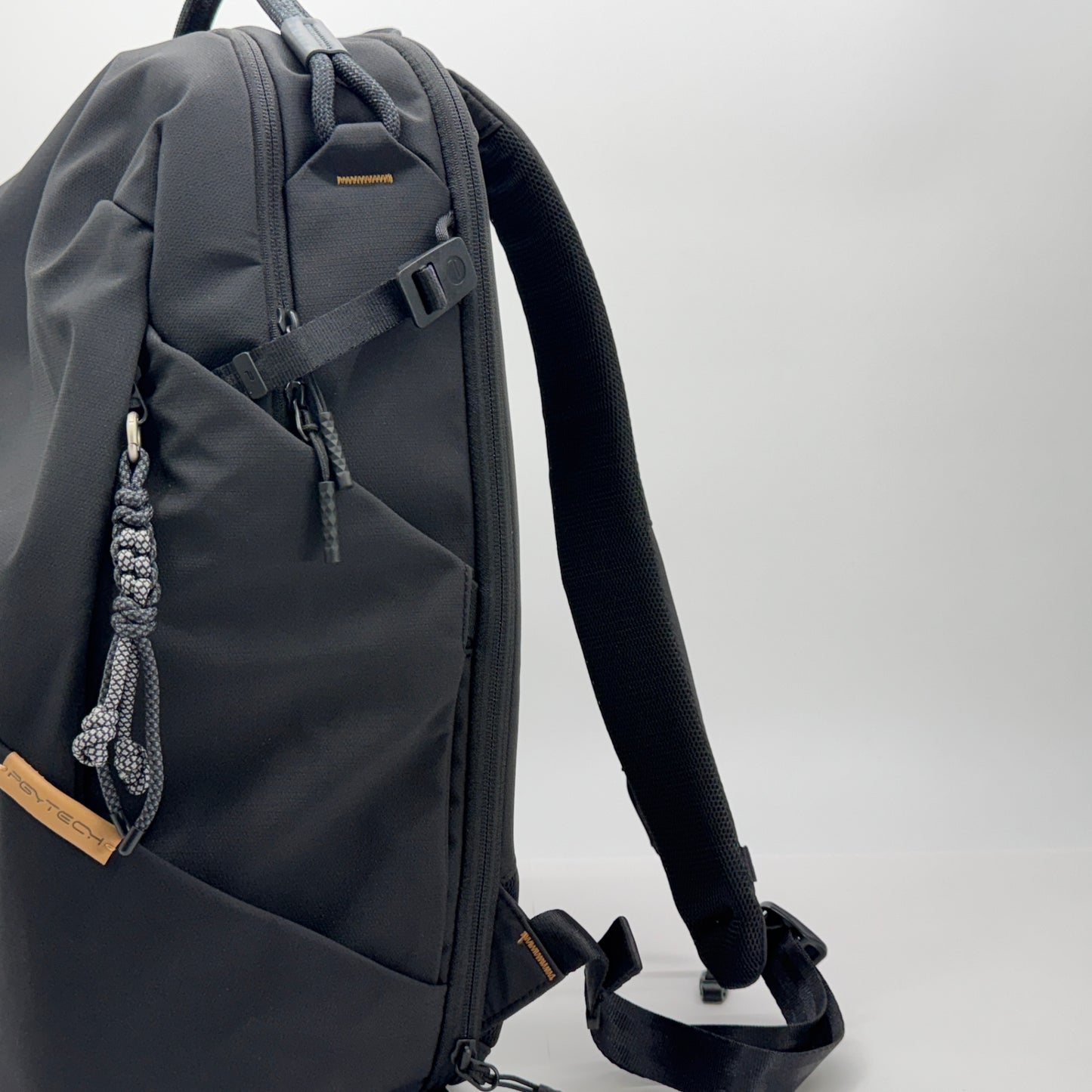 美品 OneGo Lite Backpack 22L (マットブラック) カメラバッグ 多機能バックパック【C7562】