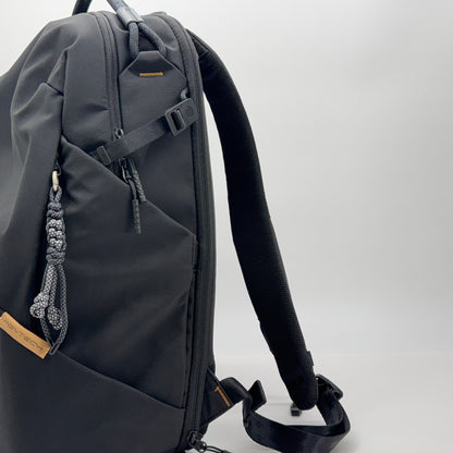 美品 OneGo Lite Backpack 22L (マットブラック) カメラバッグ 多機能バックパック【C7562】