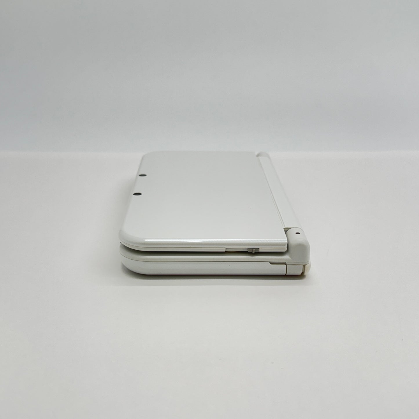 美品 New ニンテンドー 3DS LL本体 RED-001 パールホワイト 充電器・付属品完備【C7297-60】